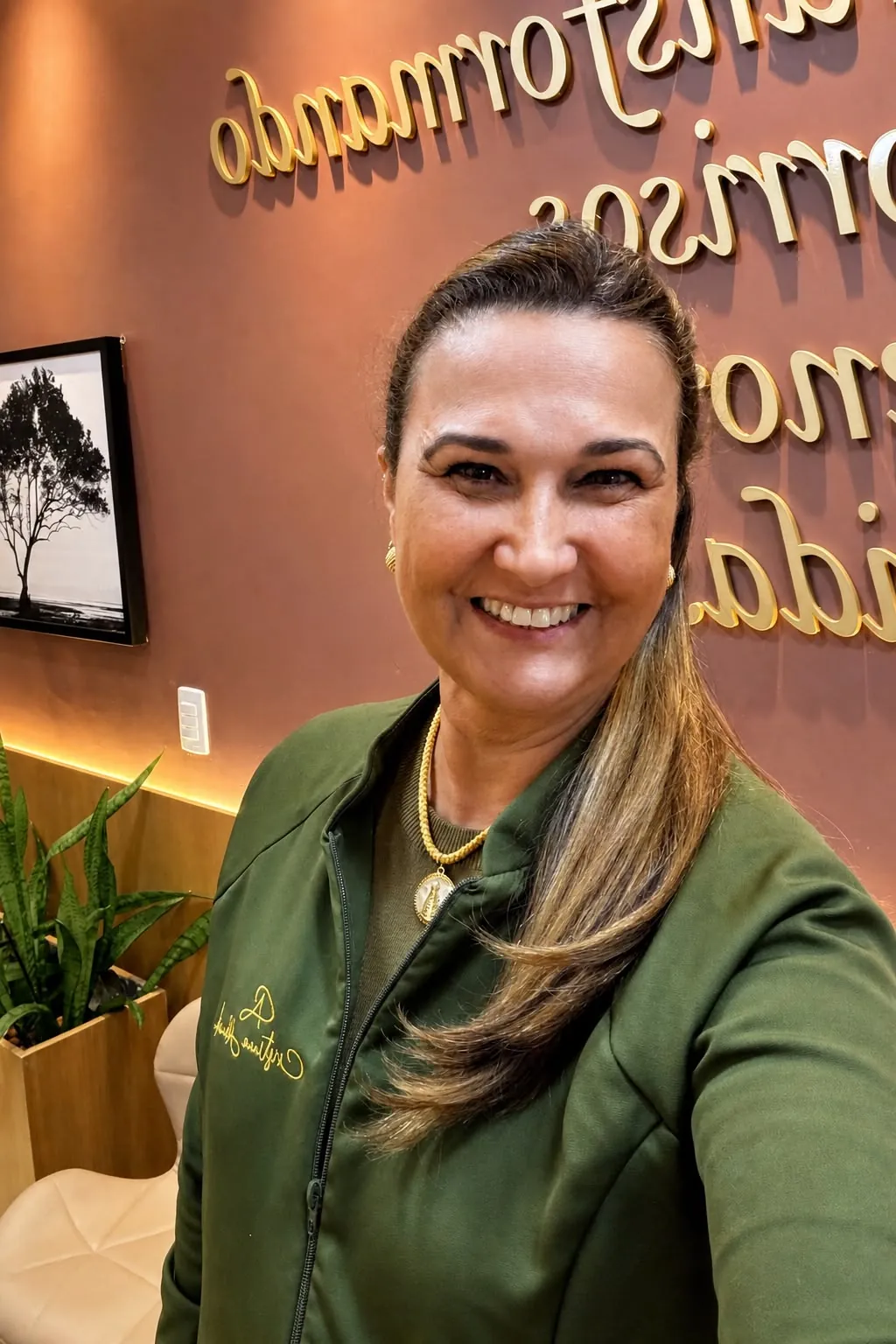 Dra. Cristiane Almeida sorrindo na recepção do consultório em Salvador