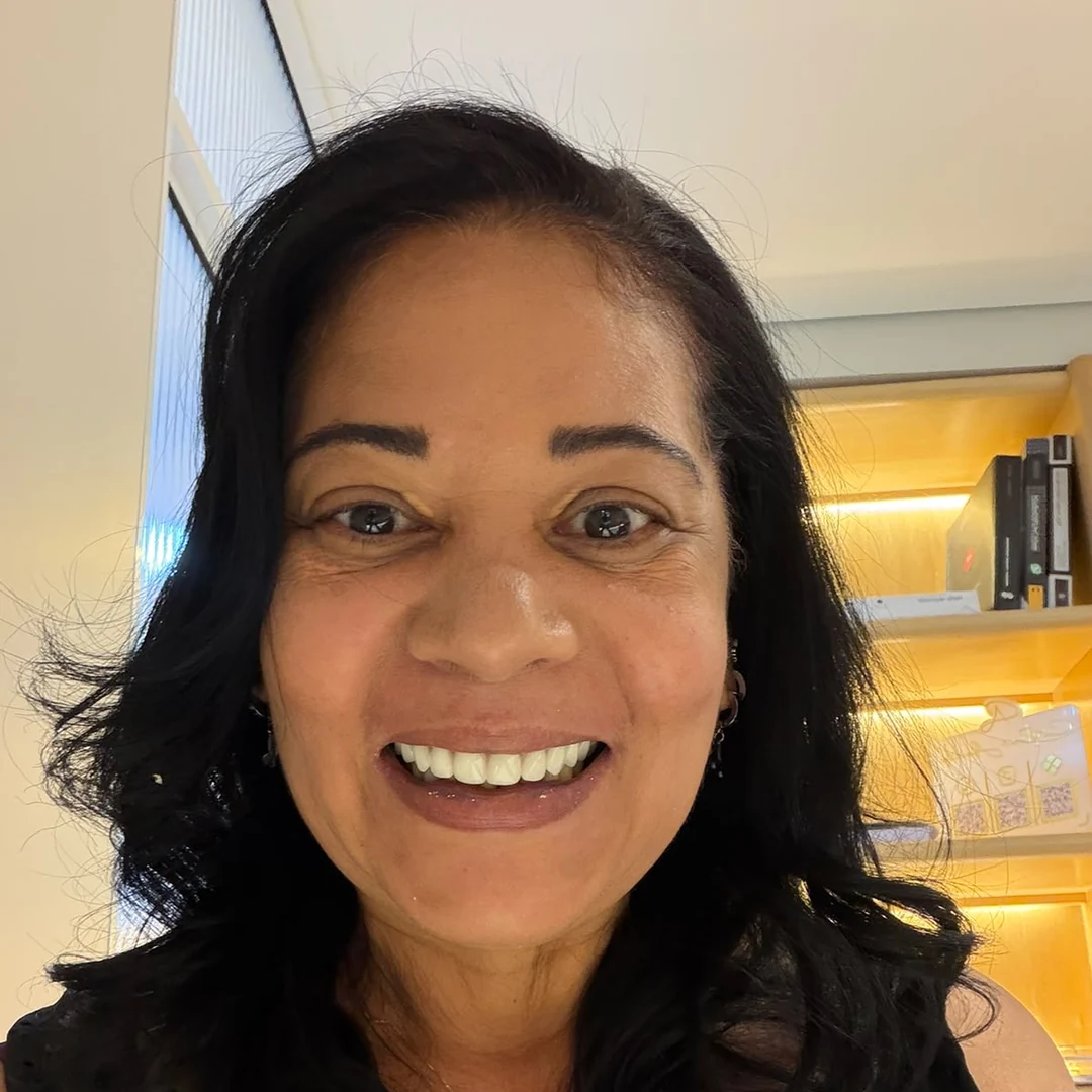 Paciente sorrindo em registro fotográfico.